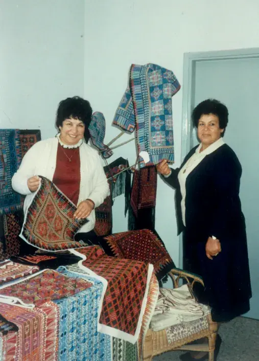المؤسستان مع المطرزات