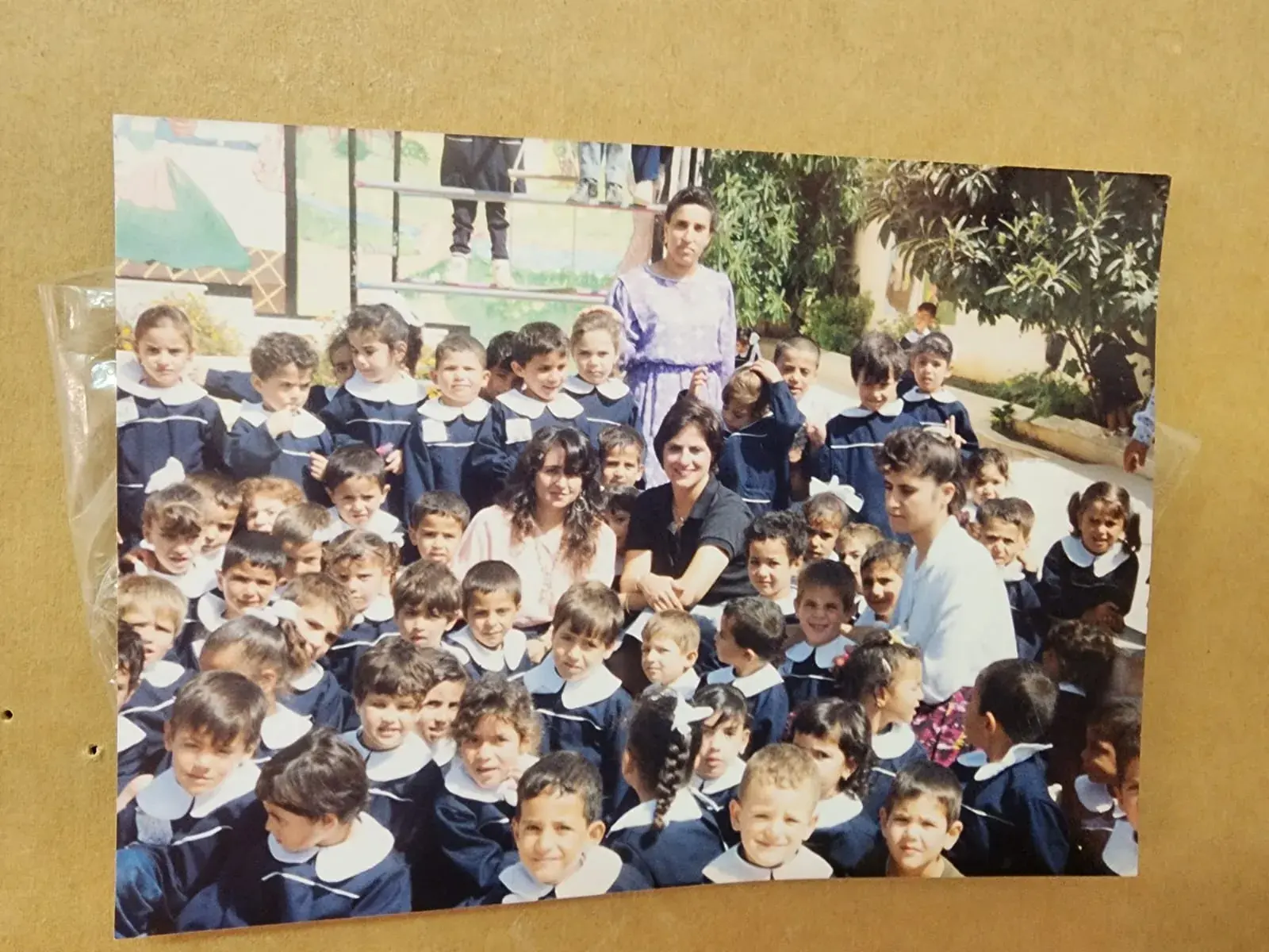صورة جماعية لأطفال روضة تكريم مع معلمتهم