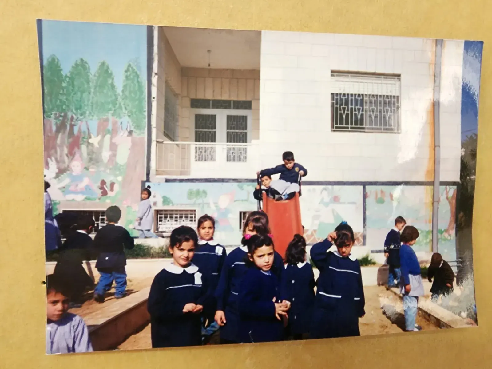 أطفال في ساحة الروضة